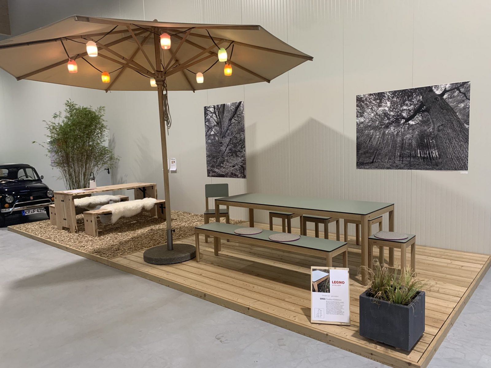 Innenasicht der Outddor Ausstellung im Legno Showroom in Krefeld mit Blick auf die GRÄS Outdoor Sitz Kollektion mit Tisch, Hocker, Bank aus Holz der Marke Legno Atelier aus Krefeld und Produkte des Herstellers Weltevree.